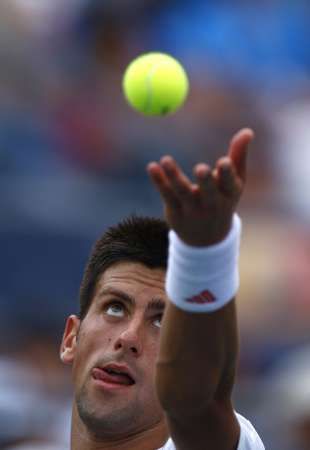 Srb Novak Djokovič při podání v prvním kole US Open | Foto: Reuters