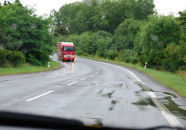 Přerušovaná čára v nepřehledné zatáčce. Radíme nepředjíždět | Foto: Radek Pecák