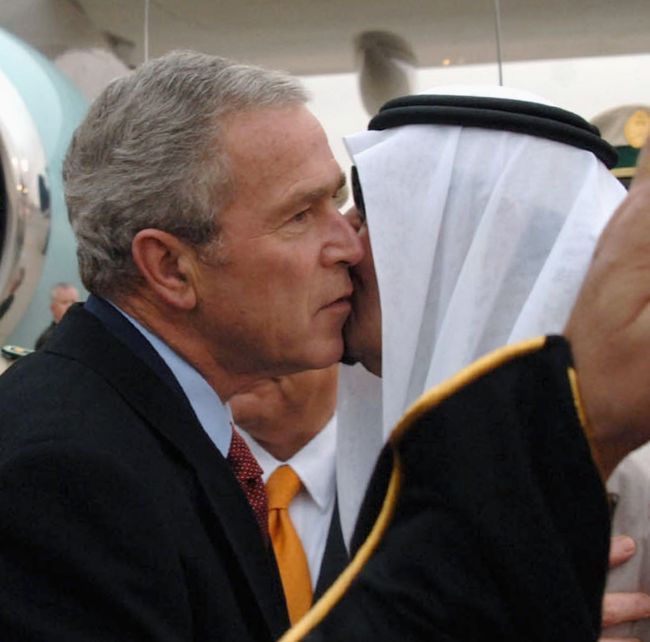 Americký prezident George W. Bush se vítá s králem Saudské Arábie na letišti v Rijádu. 14. ledna 2008 | Foto: Reuters