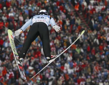 Český skokan na lyžích Jan Matura při závodě Turné čtyř můstků v rakouském Innsbrucku. | Foto: Reuters