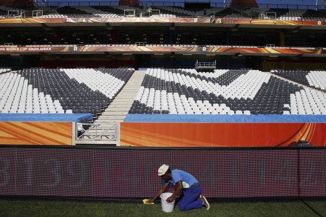 Některé stadiony budou těžko hledat využití, hrozí jim přeměna v pověstné "věže ze slonoviny." Na snímku uklizeč před prázdnými ochozy stadionu v Nelspruitu. | Foto: Reuters