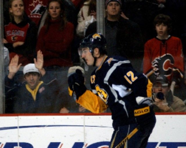 Český hokejista Aleš Kotalík slaví proměněný rozhodující nájezd v zápase NHL proti Calgary. | Foto: Reuters