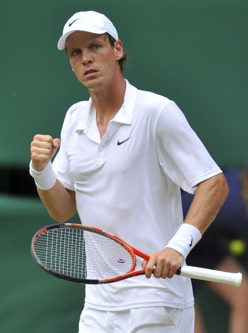 Tomáš Berdych se před třemi lety v All England Clubu představil v bílém oblečení značky Nike. Letos zůstane barva stejná, ale značka se změní. Česká jednička totiž letos uzavřela smlouvu s módní firmou H&M. | Foto: Reuters