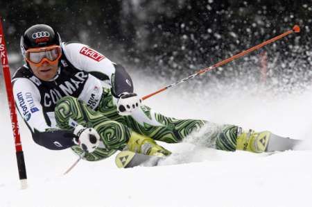 Fin Kalle Palander projíždí brankou při závodě Světového poháru v Alta Badii. | Foto: Reuters