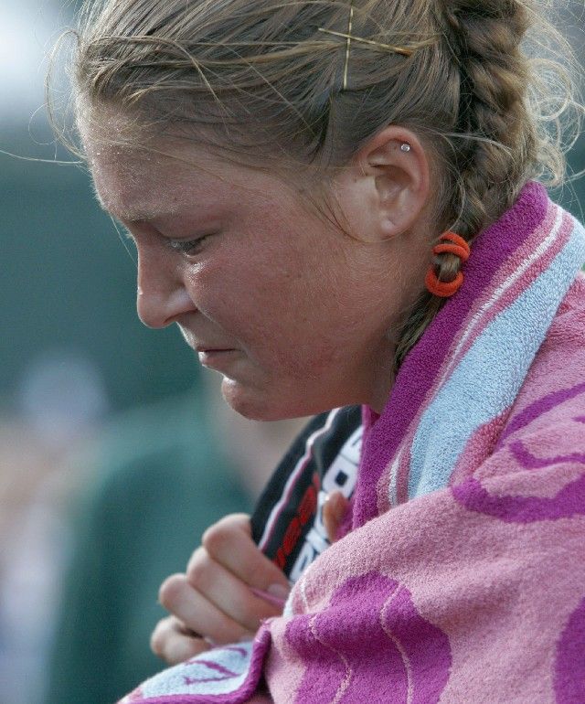 Zklamaná Dinara Safinová po wimbledonské prohře s Shahar Peerovou. | Foto: Reuters