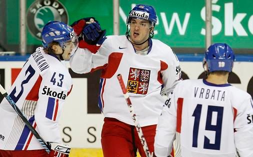 Aleš Kotalík (uprostřed) slaví se spoluhráči branku do sítě Dánska | Foto: Reuters