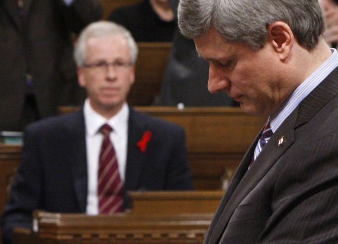 Kanadský konzervativní premiér Stephen Harper (vpředu) a vůdce opozice Stéphane Dion z Liberální strany | Foto: Reuters