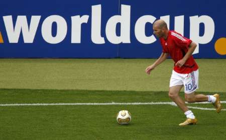 Francouzský kapitán Zinedine Zidane trénuje na berlínském stadioně před finále MS. | Foto: Reuters