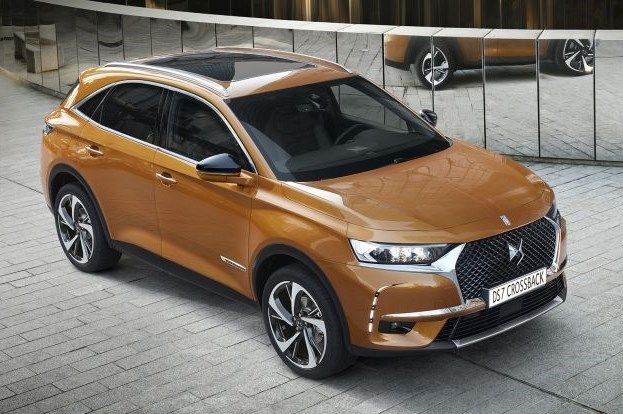 Značka DS, která se oddělila od Citroënu a funguje jako luxusní výrobce koncernu PSA, představuje nový model DS7 Crossback. První SUV značky se řadí mezi středně velká auta této kategorie a chce konkurovat zejména takzvaným prémiovým, tedy dražším vozům. Z techniky zaujme třeba nová osmistupňová automatická převodovka. | Foto: DS