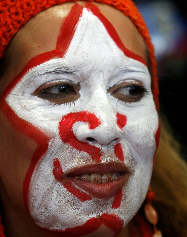 Rudá hvězda a slovo ANO, nový make-up některých Venezuelanů. | Foto: Reuters