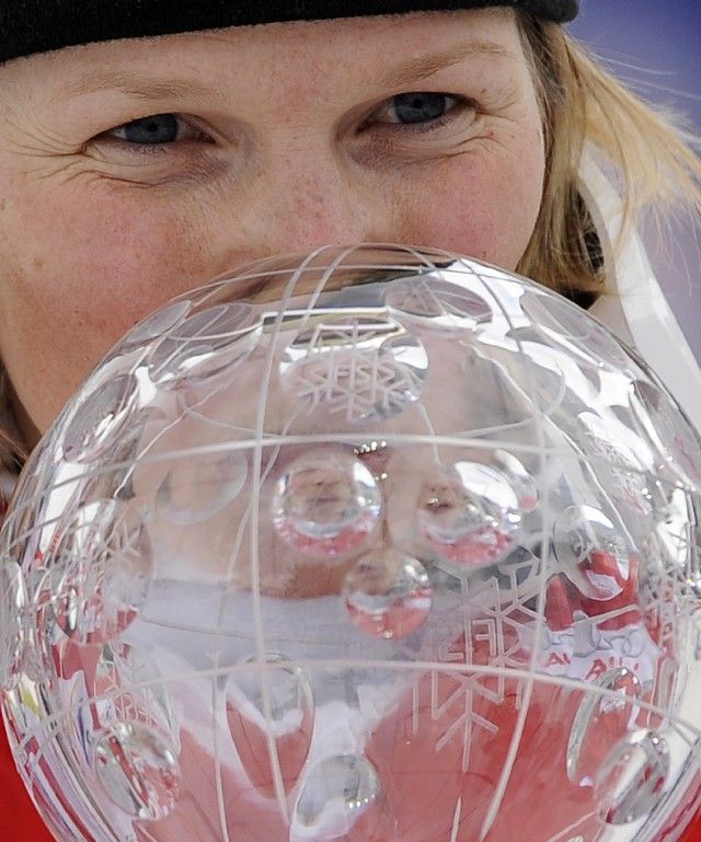 Rakouská lyžařka Marlies Schildová se raduje ze zisku malého Křišťálového globu za vítězství SP ve slalomu. | Foto: Reuters