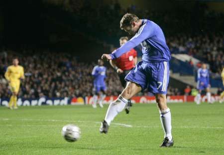 Ukrajinský fotbalista Andrej Ševčenko z londýnské Chelsea střílí v Lize mistrů gól do sítě Levski Sofia. | Foto: Reuters