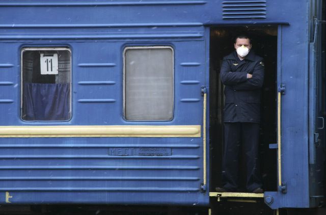 Na svoji bezpečnost myslí i průvodčí. | Foto: Reuters