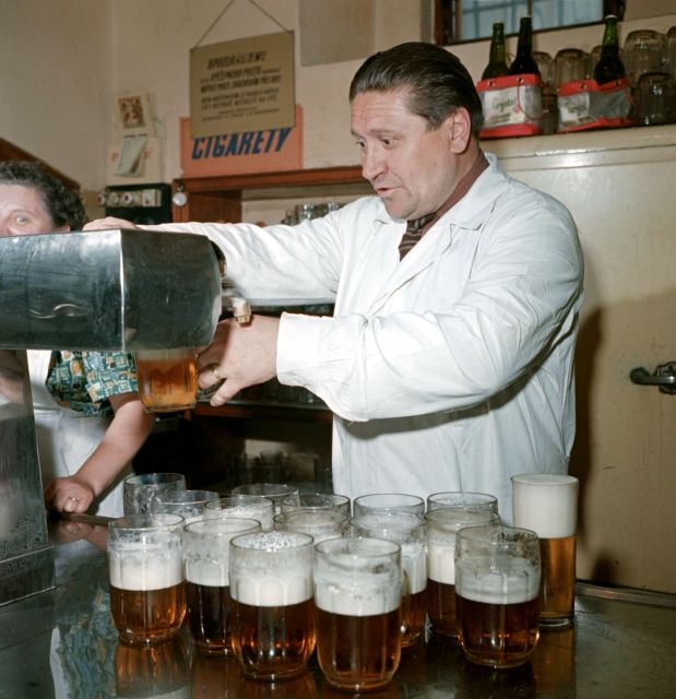 Pan výčepní v českobudějovických Masných krámech, rok 1961. Všimněte si, kolik půllitrů a v jakém stavu má roztočených. Pivo při tehdejších technologiích obvykle pěnilo mnohem víc, než jsme dnes zvyklí. Číšníci ho běžně roznášeli ve velkém, a to nejen ve velkokapacitních restauracích, jako jsou Masné krámy. | Foto: ČTK