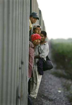 Mexické vlaky směřující na sever jsou nejčastějším dopravním prostředkem přistěhovalců. | Foto: Reuters