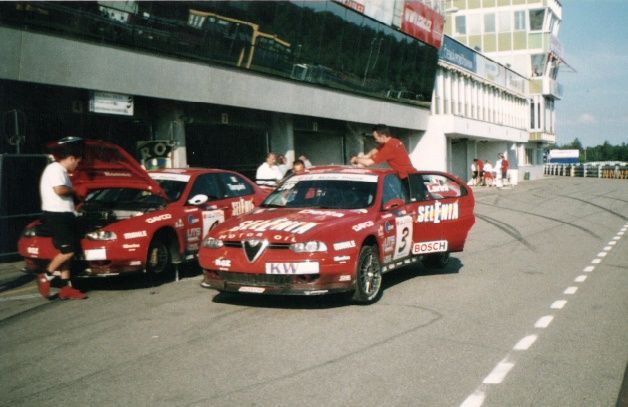 Alfy Romeo Garbiela Tarquiniho a Nicoly Lariniho (3) v brněnských boxech během ME cestovních vozů 2004. | Foto: Radek Vičík