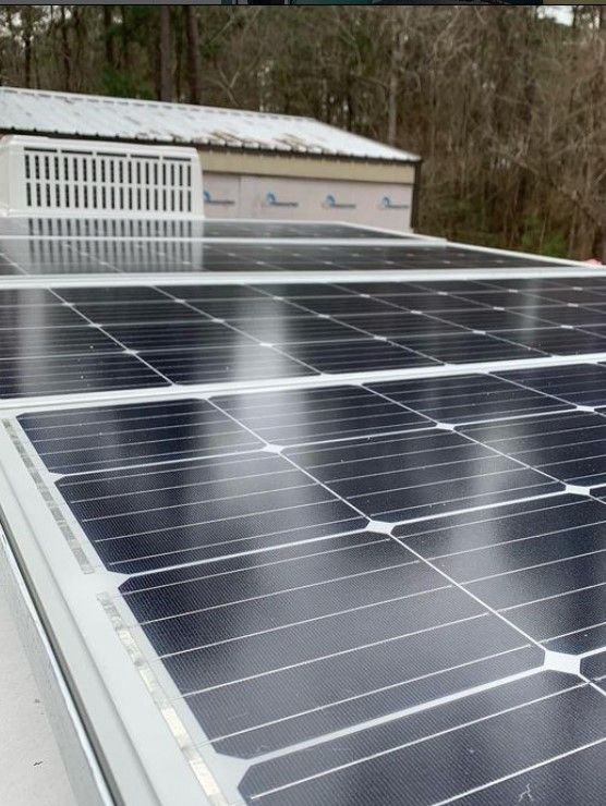 Na střeše autobusu má dvojice solární panely, které jsou zdrojem energie pro běžný denní provoz. | Foto: Aktuálně.cz/Big Sky Bus