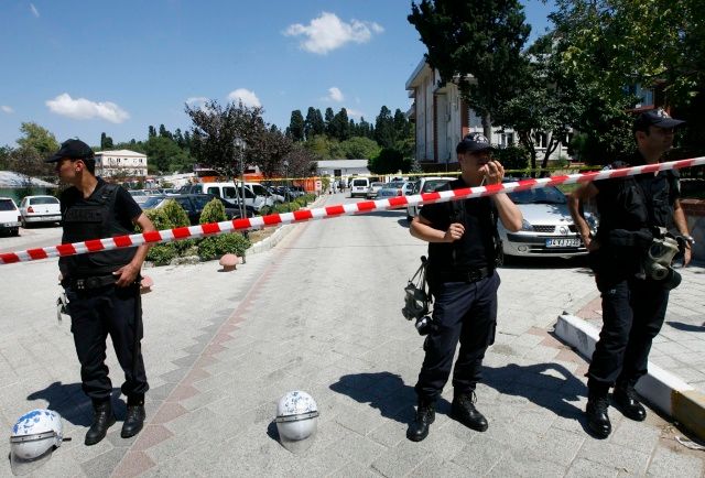 Policisté ohrazují místo, kam ve čtvrtek ráno dopadly minometné granáty | Foto: Reuters