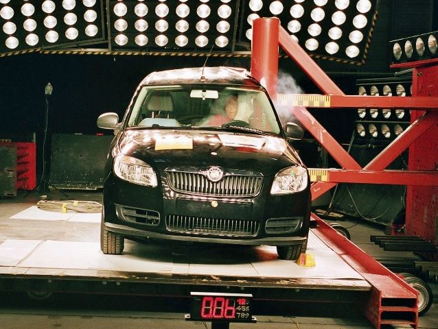 Absolvoval při testech i náraz na kůl | Foto: Euro NCAP