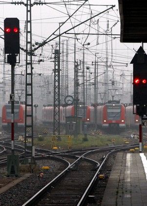 Odborářům a vedení drah se během uplynulého týdne nepodařilo najít kompromisní řešení. Zatímco strojvůdci žádají zvýšení platů o 31 procent, šéf DB Hartmut Mehdorn jim nabízí pouze čtyři a půl procenta jako ostatním železničářům. | Foto: Reuters