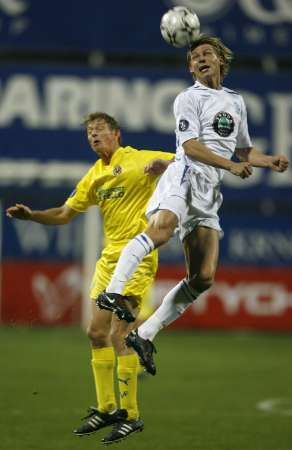 Jan Rajnoch z Mladé Boleslavi v souboji s Jonem Dahlem Tomassonem z Villarealu v utkání Poháru UEFA. | Foto: Reuters