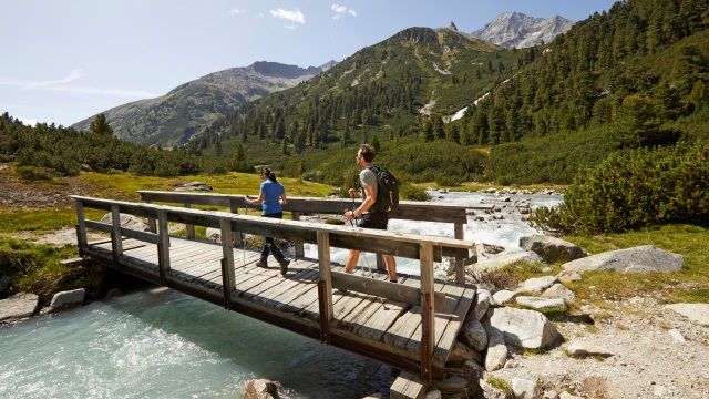 Most přes horský potok Zamser Bach | Foto: Zillertal Tourismus/ Simon Hausberger