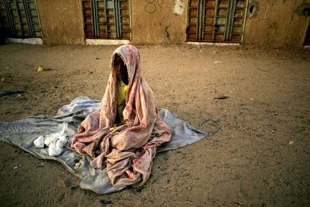 Chlapec prodává sůl v Nouakchottu, hlavním městě Mauritánie, které není zásobováno pitnou vodou. Přelidněný pátý okrsek města je jednou z nechudších oblastí a je často využívána Afričany jako startovací bod pro jejich cestu do Evropy. | Foto: Reuters