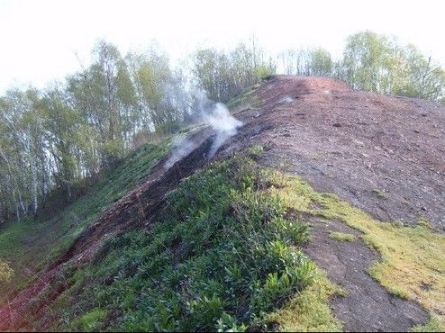 Halda Terezie - Ema v Ostravě. Cesta k vrcholu je lemována obláčky dýmu vycházejícími z nitra hory. | Foto: Ondřej Dedek