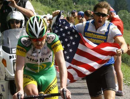 Jezdec týmu Phonak, Američan Floyd Landis je podporován diváky v 17. etapě Tour de France. | Foto: Reuters