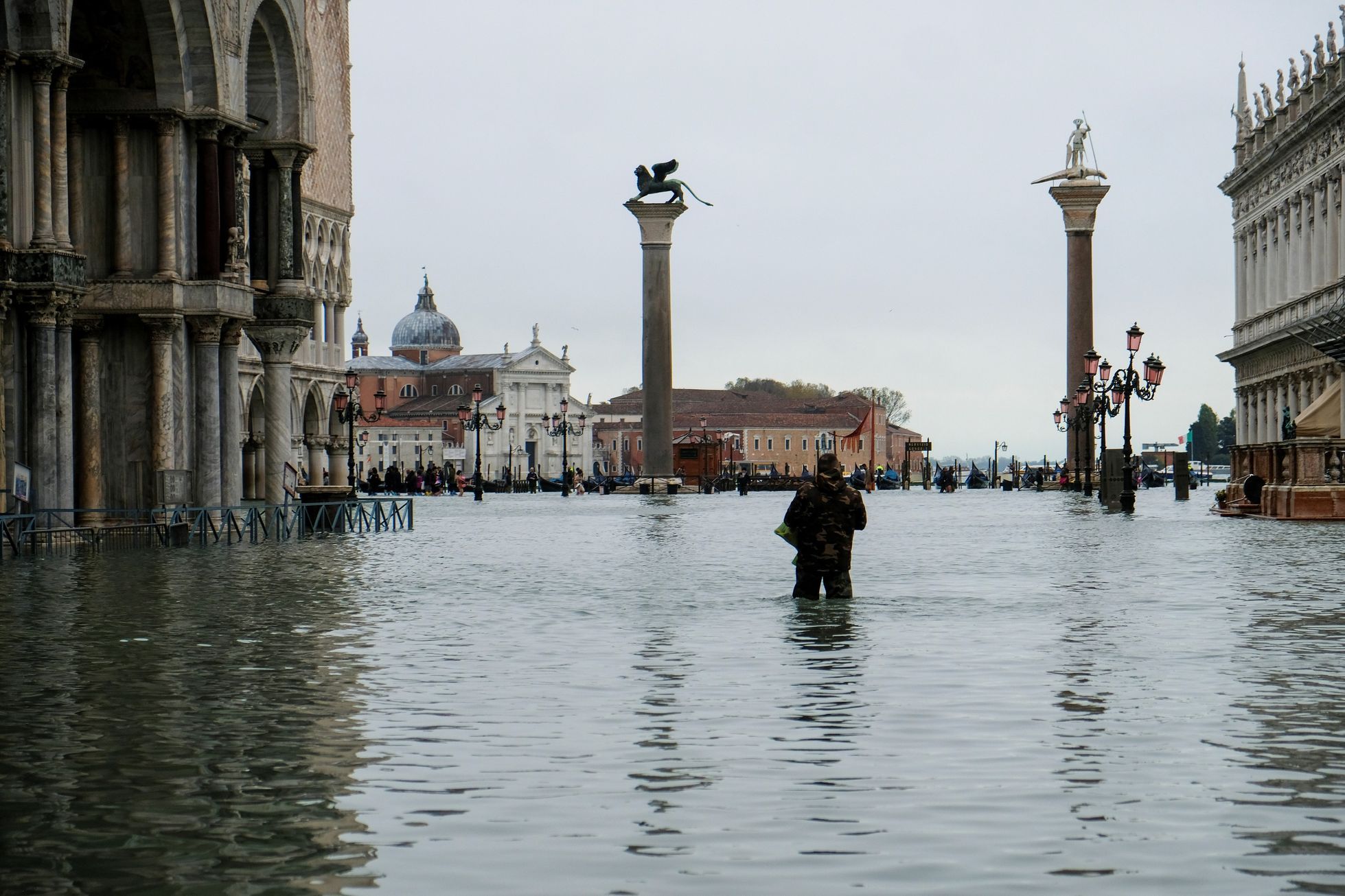 Почему венеция на воде. Венеция Сан Марко наводнение 2019. Площадь Сан Марко в Венеции затопило. Венеция площадь Сан Марко в воде. Наводнение на площади Сан Марко.