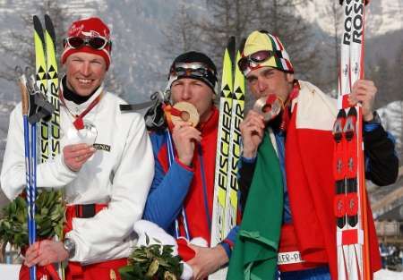 Zleva stříbrný Nor Estil, zlatý Rus Dementěv a bronzový Ital Piller Cottrer po skiatlonu. | Foto: Reuters