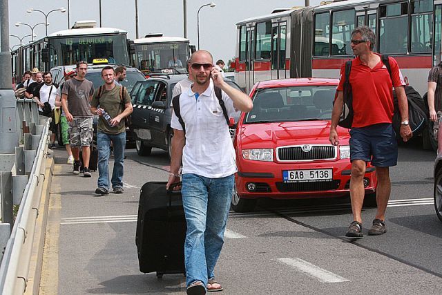 LETIŠTĚ RUZYNĚ: Cestující, kteří se chtěli dostat k odletu letadla, se přes blokádu vydávali pěšky. | Foto: Ludvík Hradilek