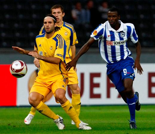 Adrian Ramos (Hertha Berlin) bojuje s Alessandrem Zamperinim z Ventspilsu v prvním utkání Evropské ligy. | Foto: Reuters