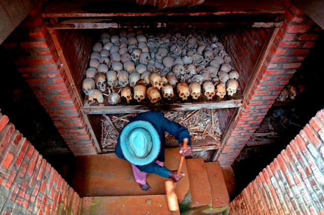 Před volbami musí být všude čisto. Také u odhaleného masového hrobu v Nyanze. | Foto: Reuters