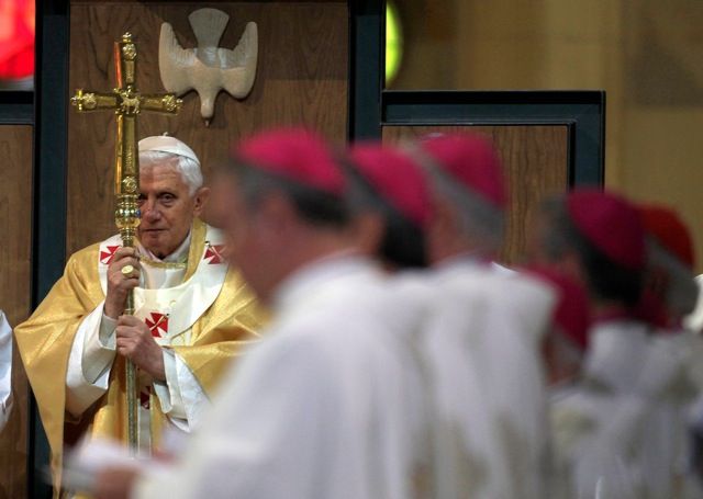 Benedikt XVI. navštívil Španělsko jako hlava katolické církve už v roce 2006. Jeho vztahy se španělskou socialistickou vládou premiéra José Zapatera jsou ale špatné, protože Zapaterův kabinet legalizoval svatby homosexuálů a zjednodušil pravidla potratů interrupcí. | Foto: Reuters