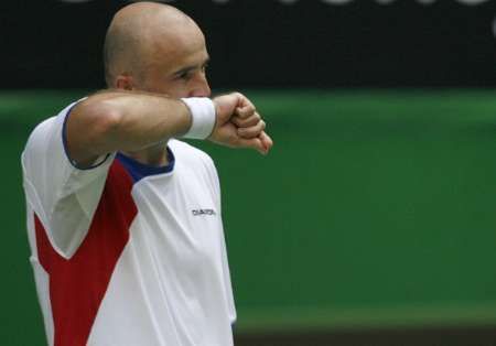 Pro čtvrtého nasazeného Ivana Ljubičiče z Chorvatska skončilo Australian Open už v prvním kole. Nestačil na Američana Mardyho Fishe. | Foto: Reuters