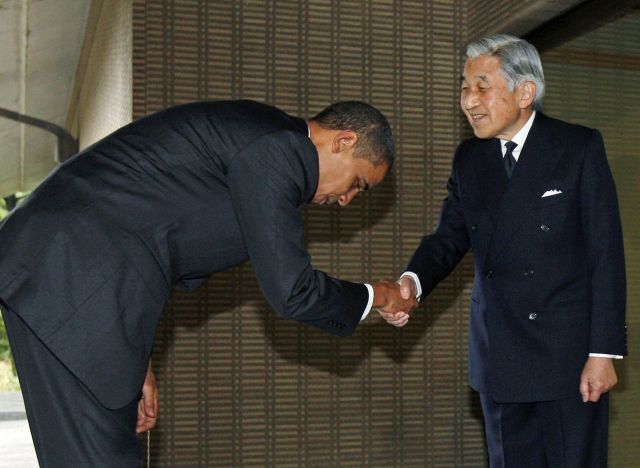 Tato fotografie Obamy a japonského císaře Akihita v USA neměla velký úspěch. | Foto: Reuters