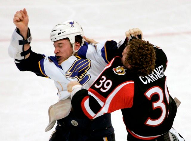 Cam Janssen vs Matt Carkner. | Foto: Reuters