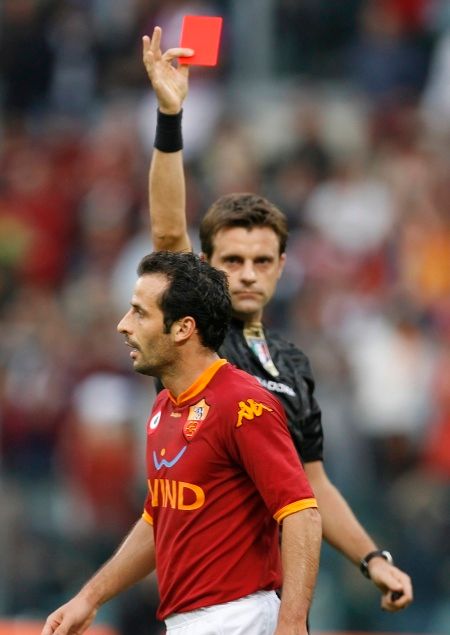 Ludovic Giuly vidí červenou kartu během zápasu AS Řím s Interem Milán. | Foto: Reuters