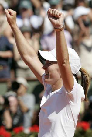 Belgická tenistka Justin Heninová-Hardenneová se raduje ze svého vítězství na French Open. | Foto: Reuters