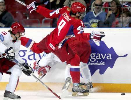 Ruský hokejistaAlexander Ovechkin (vpravo) v souboji o puk z Bělorusem Alekxejem Ugarovem. | Foto: Reuters