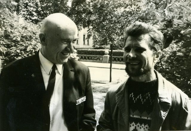 Petr Grigorenko (vlevo) a disident Ivan Jachimovič při akci před československou ambasádou v Moskvě, 29.7.1968 | Foto: Sacharov Archives