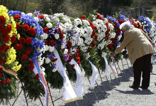 Květiny v bývalém koncentračním táboře ve Flossenburgu. | Foto: Reuters