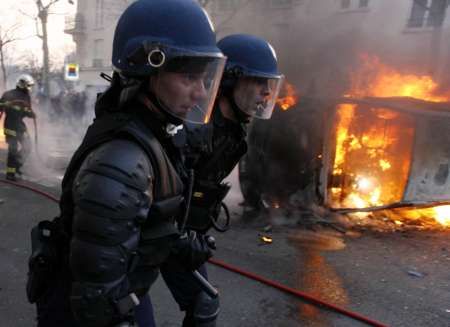 Francouzští policisté o víkendu zasahovali při nepokojích, které vyvolali demonstranti, protestující proti novému sociálnímu zákonodárství. V ulicích Paříže během manifestací vzplály automobily. 20. březen 2006 | Foto: Reuters