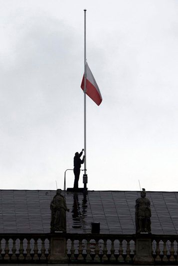 "Obrovsky nevěřícně. Tak se teď cítím... Příliš mnoho symboliky. Dalo by se říct - prokleté místo pro Poláky. Pane, posvěť jejich duše," popisuje na blogu své pocity Marcin Rzońca. | Foto: Reuters