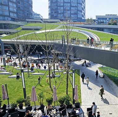 Šanghajské obchodní centrum Shanghai Greenland Center se rozkládá na zhruba 20 tisících metrech čtverečních. Porota ocenila především to, že japonská architektonická kancelář Nikken Sekkei doplnila objekty zelenou plochou a vytvořila tak největší veřejný park. | Foto: World Architecture Festival