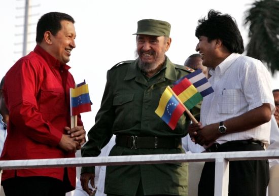 Tři latinskoameričtí "levicoví bratři" Hugo Chávez, Fidel Castro a Evo Morales. Ani jeden nemá příliš v lásce USA | Foto: Reuters