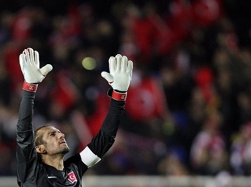 Turecký gólman Rüstü Recber slaví přestup svého týmu na Euro 2008. | Foto: Reuters