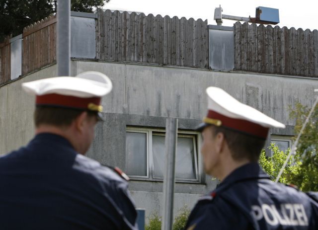 Policisté hlídkují před domem Josefa Fritzla. | Foto: Reuters