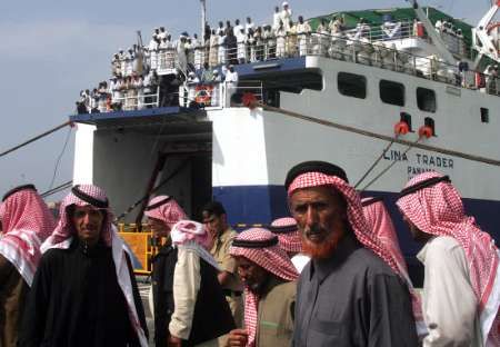 Muslimští poutníci 3. ledna čekají na trajektu v přístavu v Saudské Arábii, kam připluli aby se zůčastnili pouťi do Mekky. | Foto: Reuters